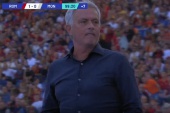 José Mourinho najpierw na kolanach, a potem wyrzucony z ławki. Poszło o te gesty [WIDEO]