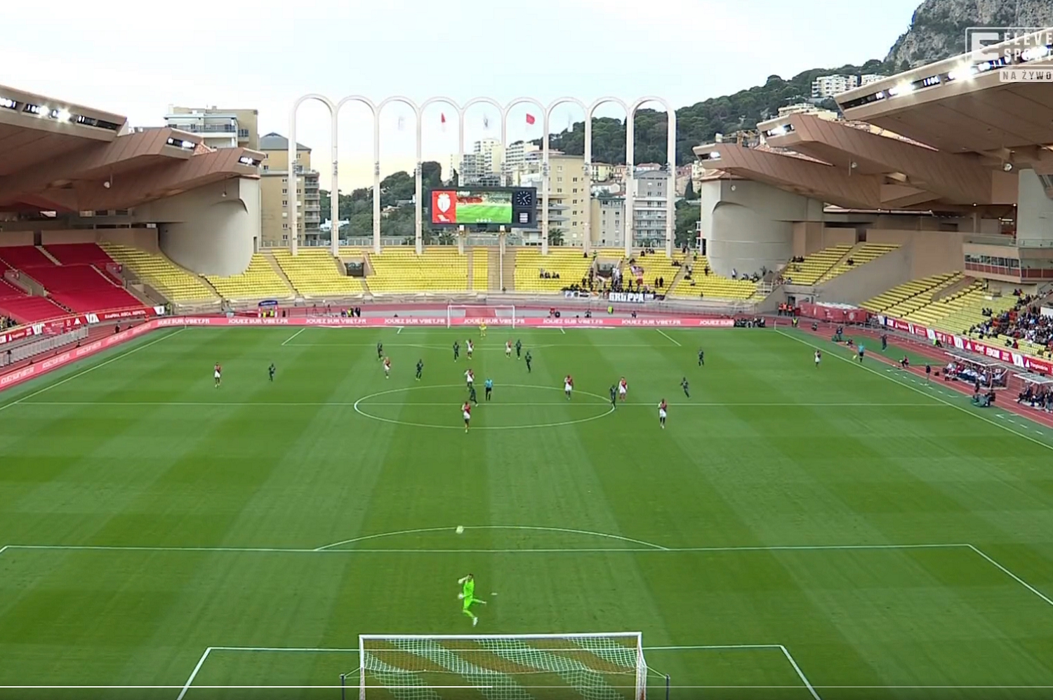 Ligue 1: 19-latek strzelił gola zza połowy [WIDEO]