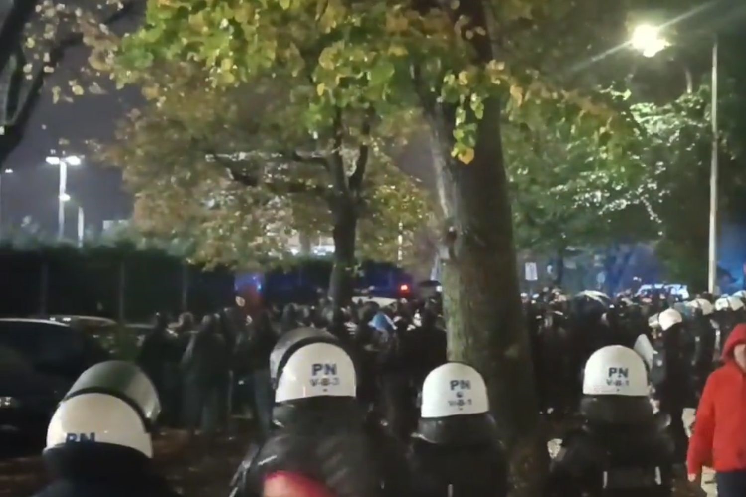 Nerwowo w Bielsku-Białej. Kibice Wisły Kraków stłoczyli się przed stadionem, musiała reagować policja [WIDEO]