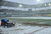 Śnieżyca w meczu Korona Kielce - Lech Poznań. Jest pierwsza „ofiara”