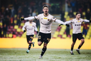 „Dziwne” odejście z Korony Kielce. Czas na głośny transfer wewnątrz Ekstraklasy [OFICJALNIE]