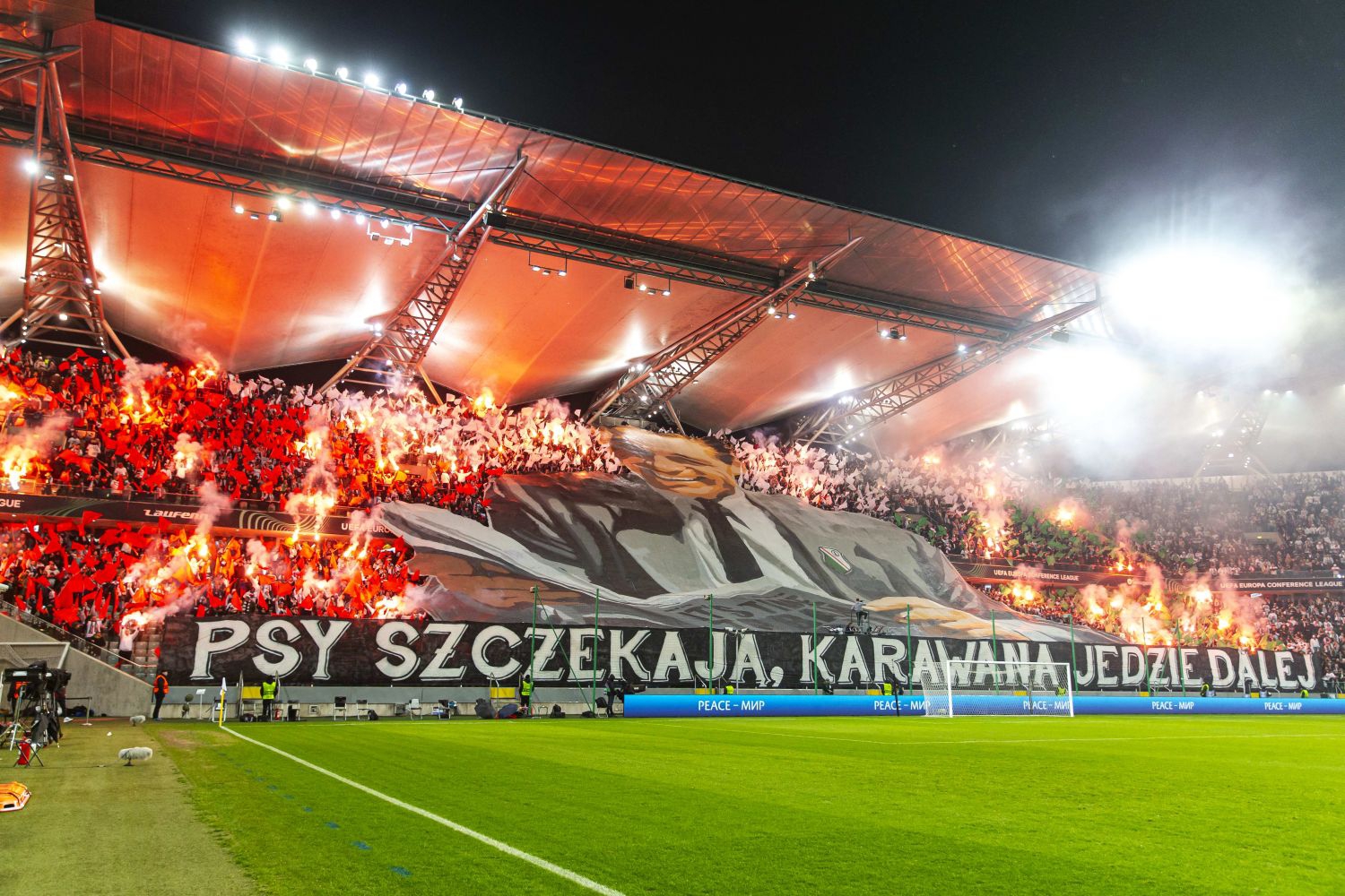 Kibice Legii Warszawa oprawą skomentowali decyzję UEFA