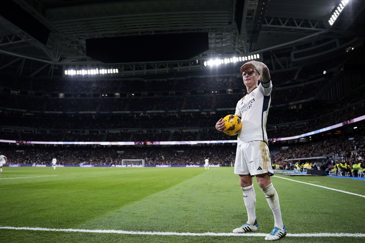 Real Madryt godnie pożegnał Toniego Kroosa. Santiago Bernabéu utonęło w brawach [WIDEO]