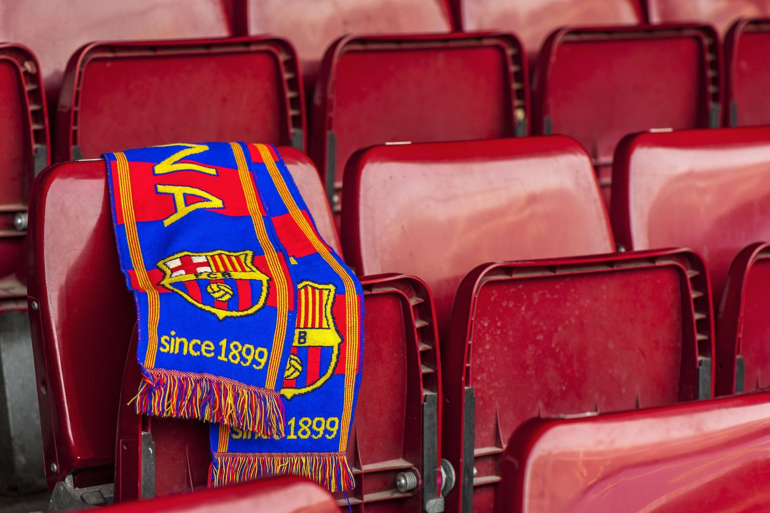 OFICJALNIE: Zawodnik FC Barcelony poleciał finalizować transfer. Padło „here we go”