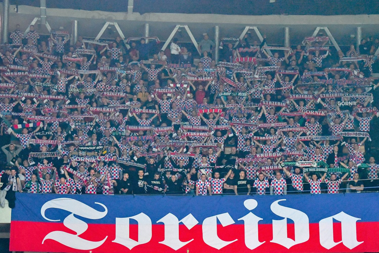 Gornik Zabrze fans have strong news.  “Trash like you should be thrown in the trash.”