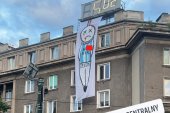 Oburzający transparent kibiców Wisły Kraków przed meczem z Hutnikiem. „Jak bardzo trzeba mieć nasrane w głowie...” [FOTO]