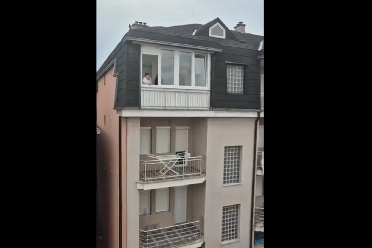 Kibic wdrapał się na dach, aby obejrzeć mecz z udziałem Wisły Kraków [FOTO] [WIDEO]