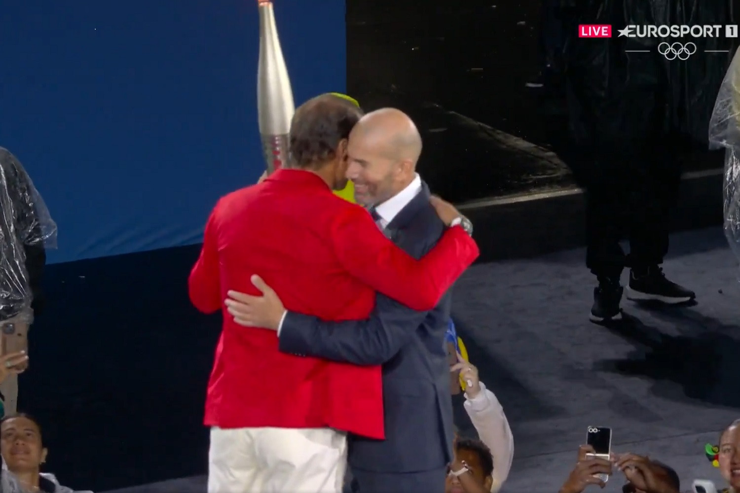 Zinédine Zidane przekazał płomień olimpijski Rafaelowi Nadalowi na Igrzyskach Olimpijskich. To przejdzie do historii [WIDEO]