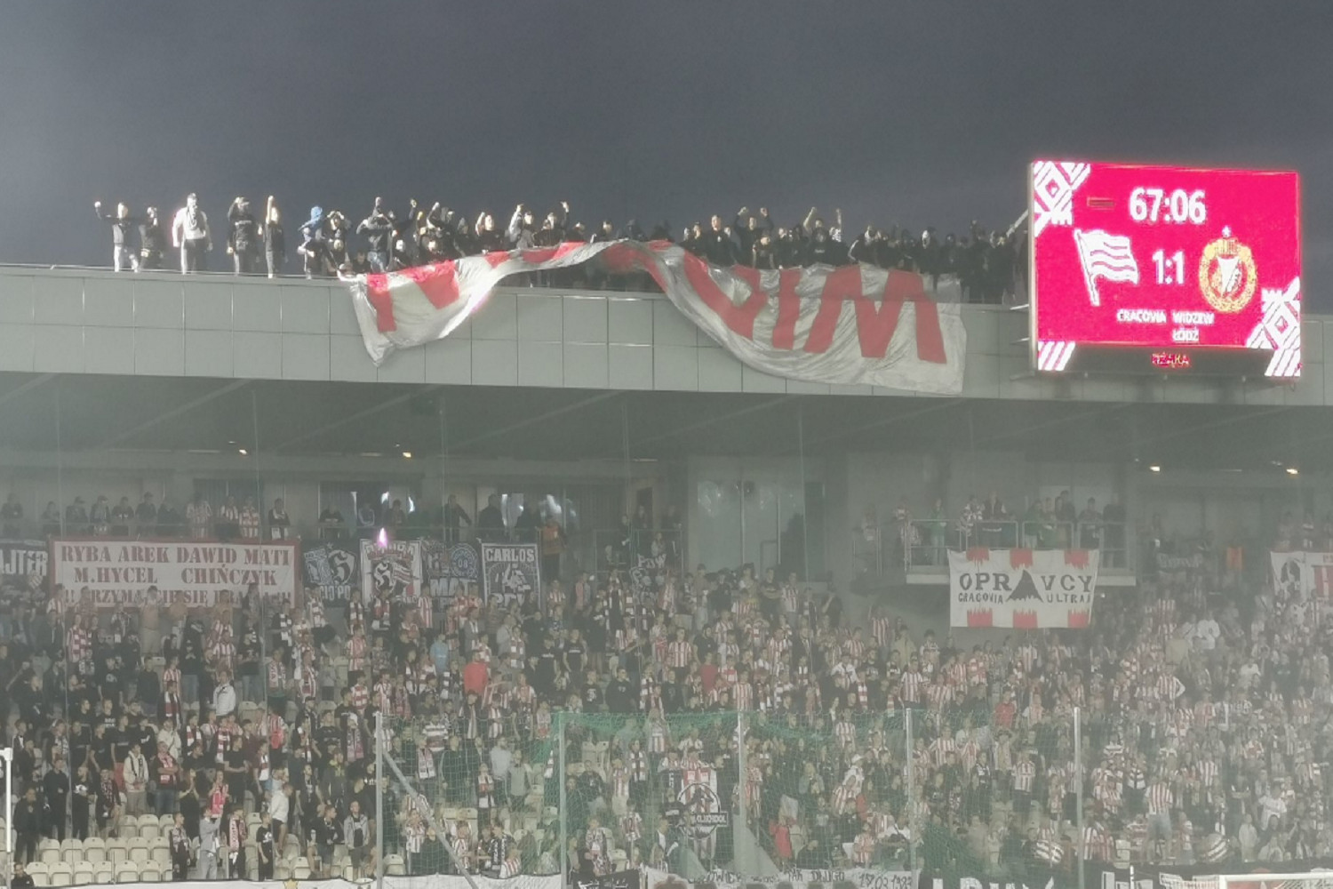 Szalone sceny w meczu Cracovia - Widzew Łódź. Kibice na dachu stadionu, spotkanie przerwane [WIDEO]